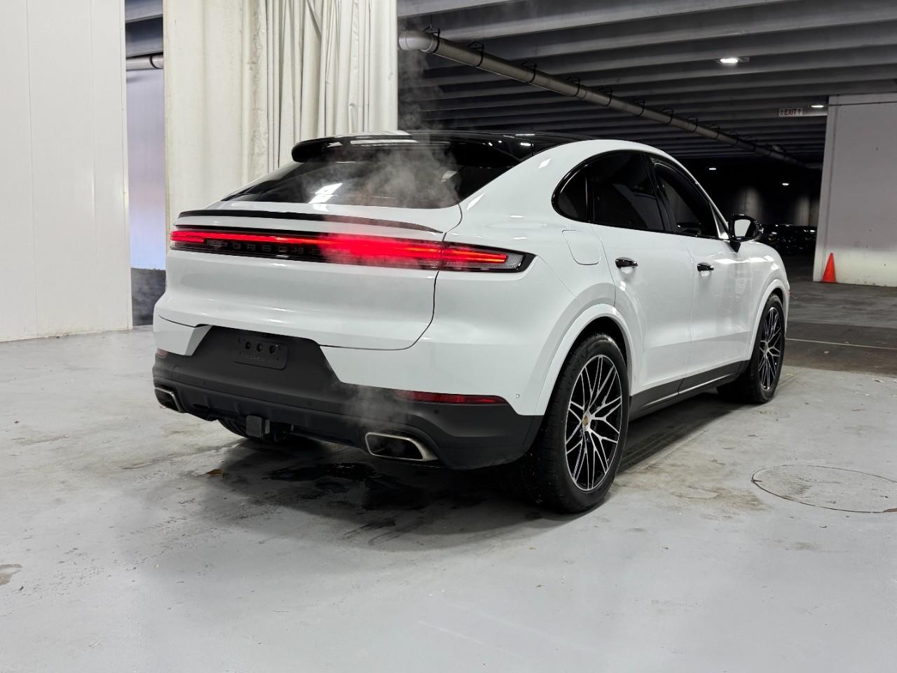 Porsche Cayenne Vehicle Full-screen Gallery Image 4