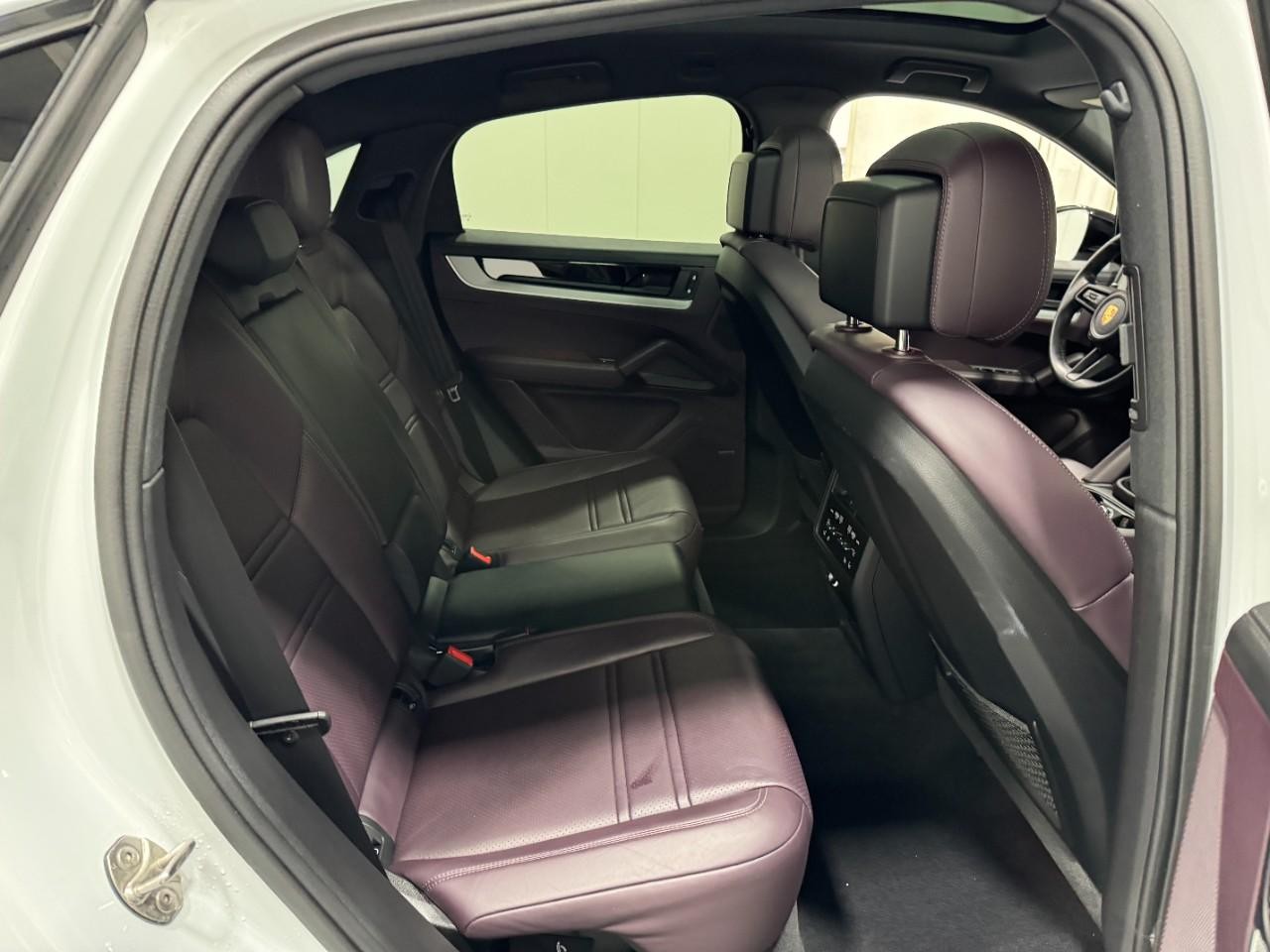 Porsche Cayenne Vehicle Full-screen Gallery Image 10