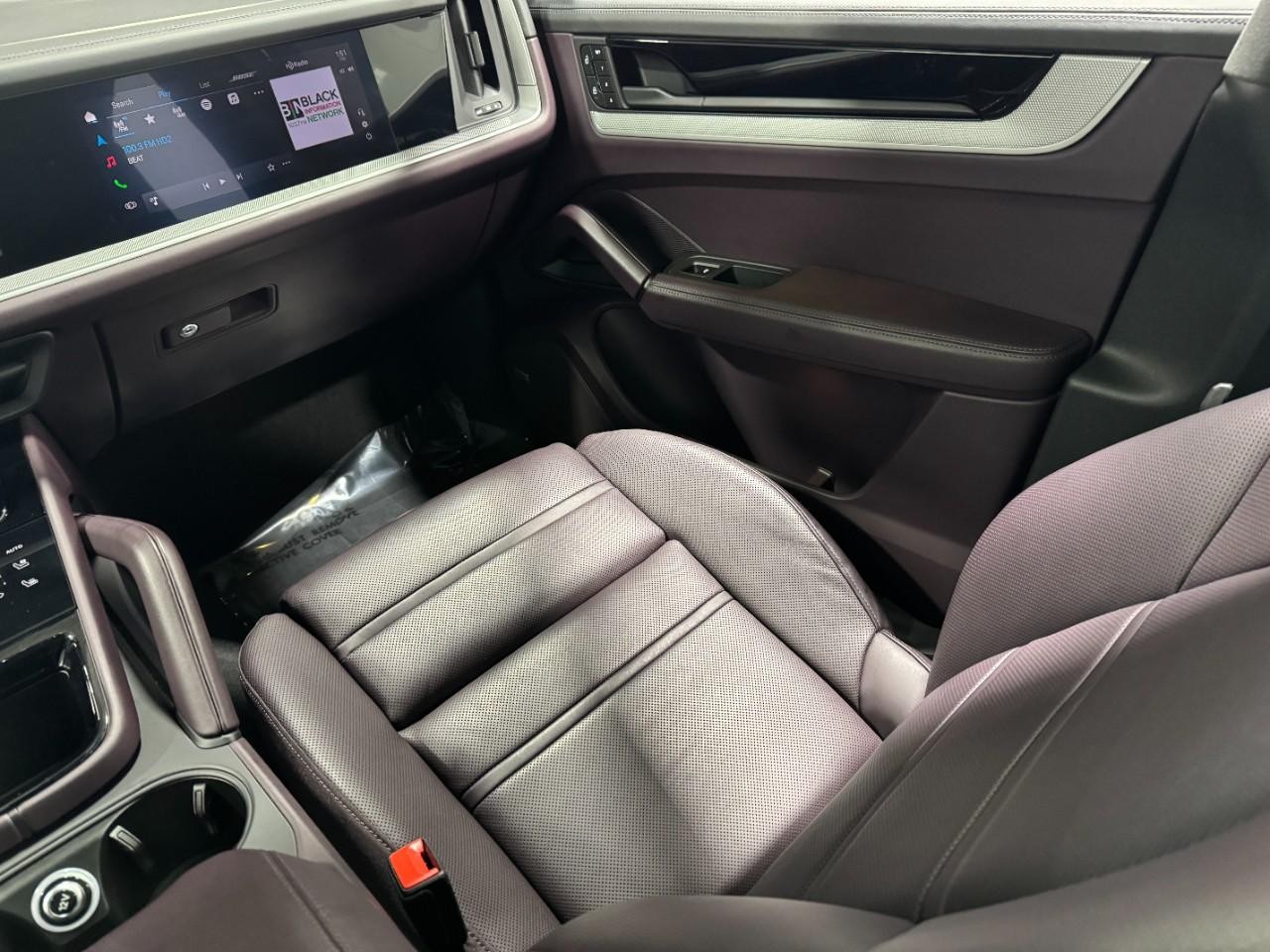 Porsche Cayenne Vehicle Full-screen Gallery Image 17