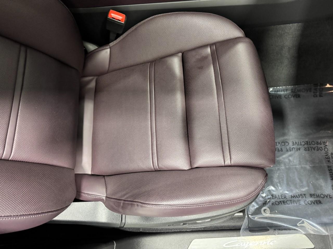 Porsche Cayenne Vehicle Full-screen Gallery Image 19