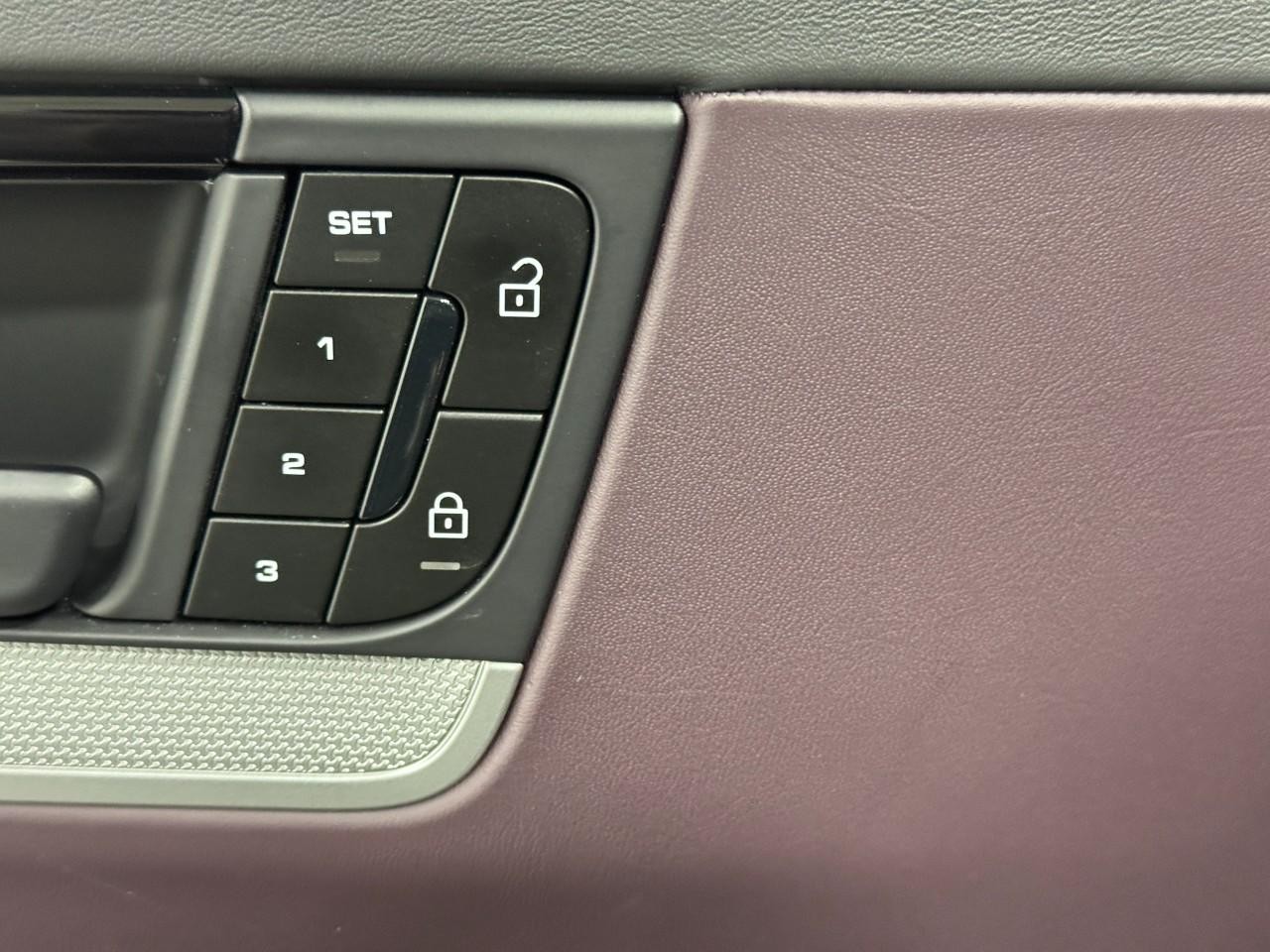 Porsche Cayenne Vehicle Full-screen Gallery Image 23