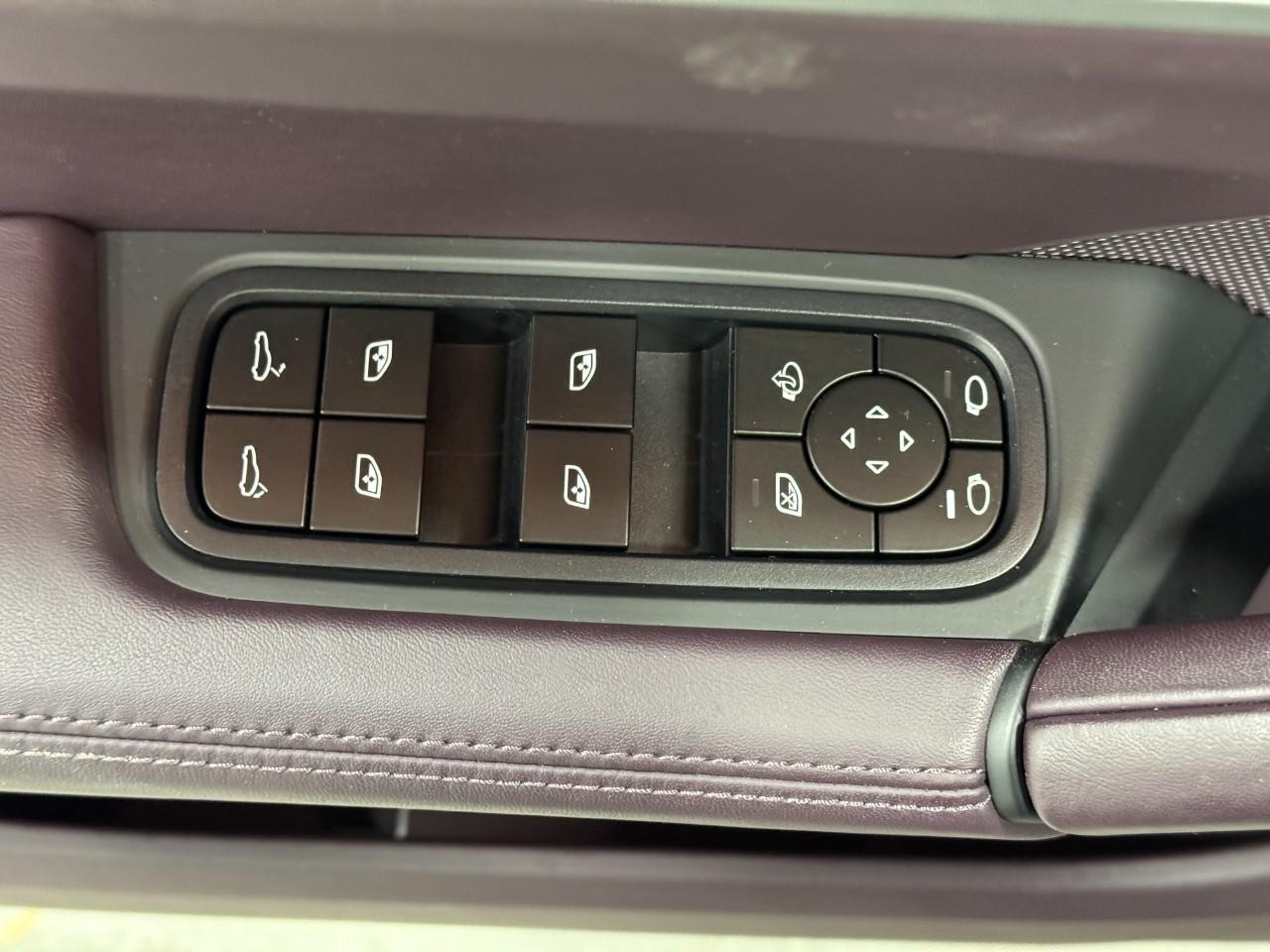 Porsche Cayenne Vehicle Full-screen Gallery Image 24