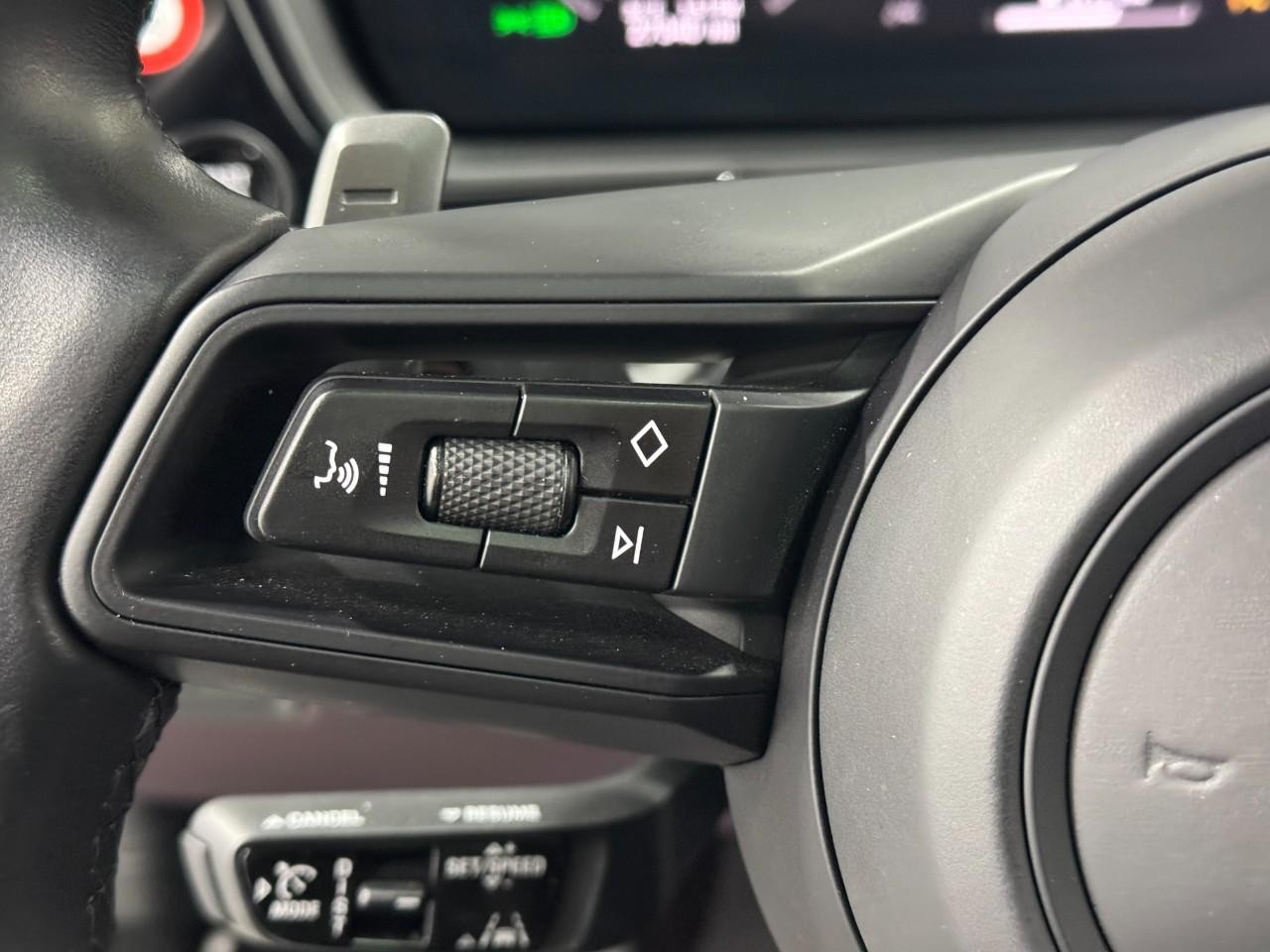 Porsche Cayenne Vehicle Full-screen Gallery Image 31