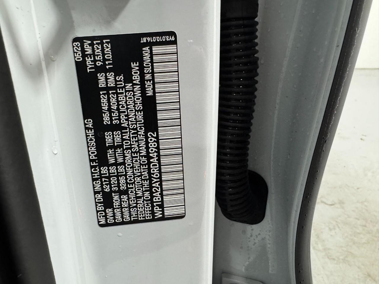 Porsche Cayenne Vehicle Full-screen Gallery Image 35