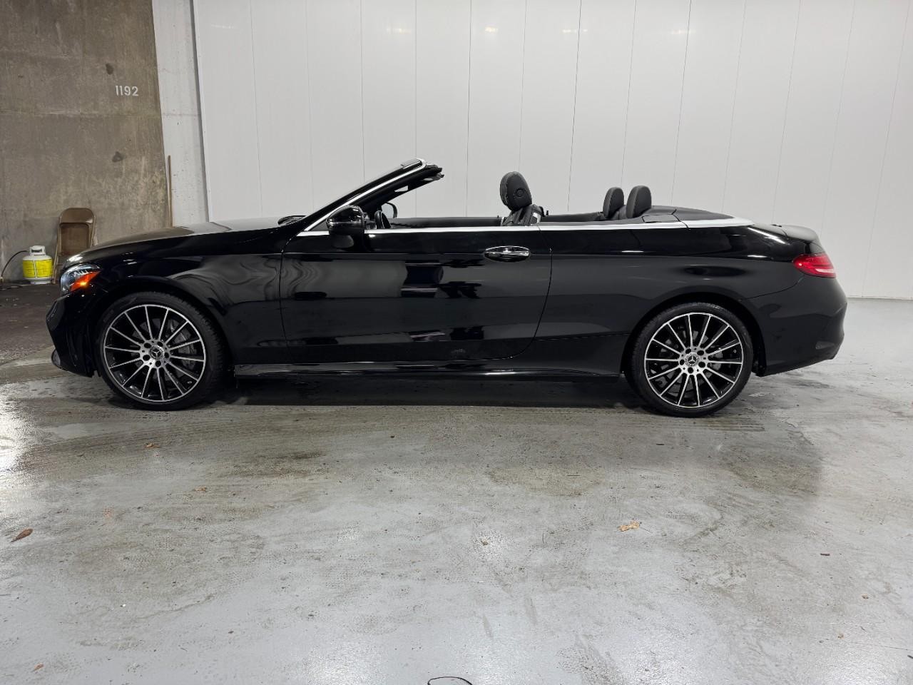 Mercedes-Benz C-Class Vehicle Full-screen Gallery Image 2