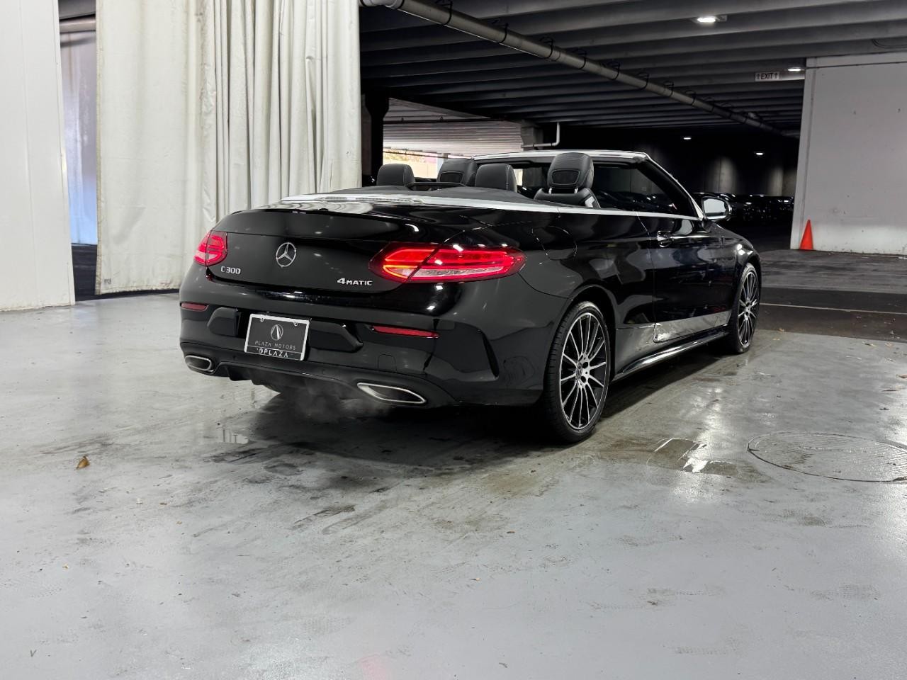 Mercedes-Benz C-Class Vehicle Full-screen Gallery Image 4