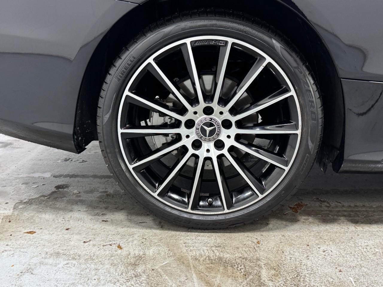 Mercedes-Benz C-Class Vehicle Full-screen Gallery Image 5