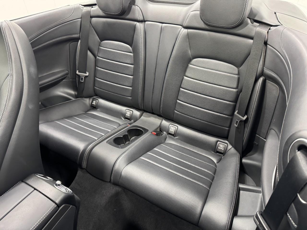 Mercedes-Benz C-Class Vehicle Full-screen Gallery Image 8