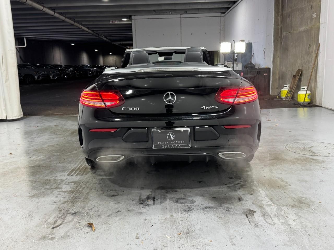 Mercedes-Benz C-Class Vehicle Full-screen Gallery Image 9