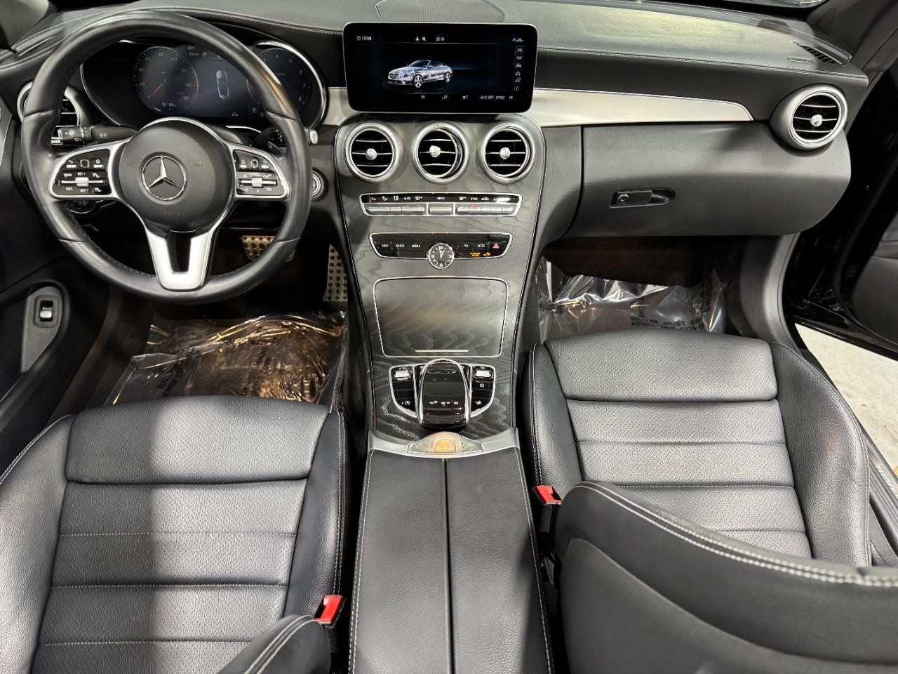 Mercedes-Benz C-Class Vehicle Full-screen Gallery Image 11