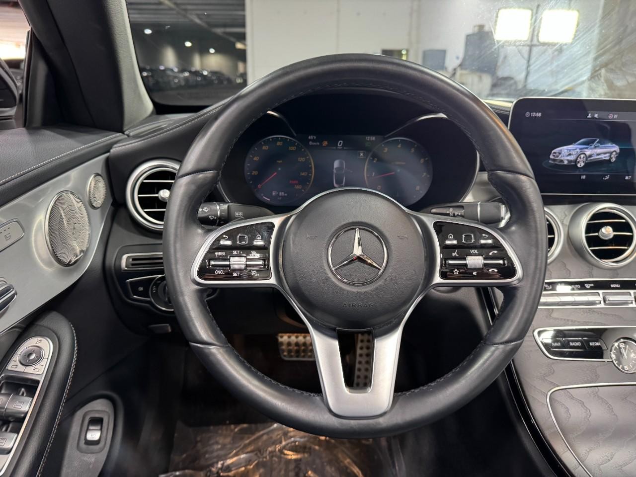 Mercedes-Benz C-Class Vehicle Full-screen Gallery Image 12