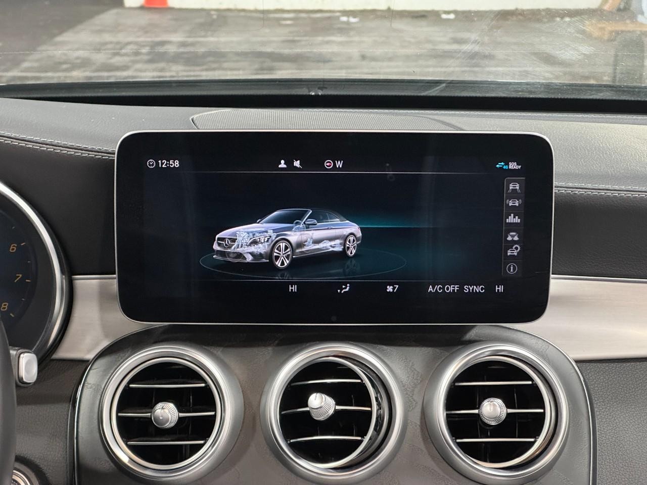 Mercedes-Benz C-Class Vehicle Full-screen Gallery Image 13