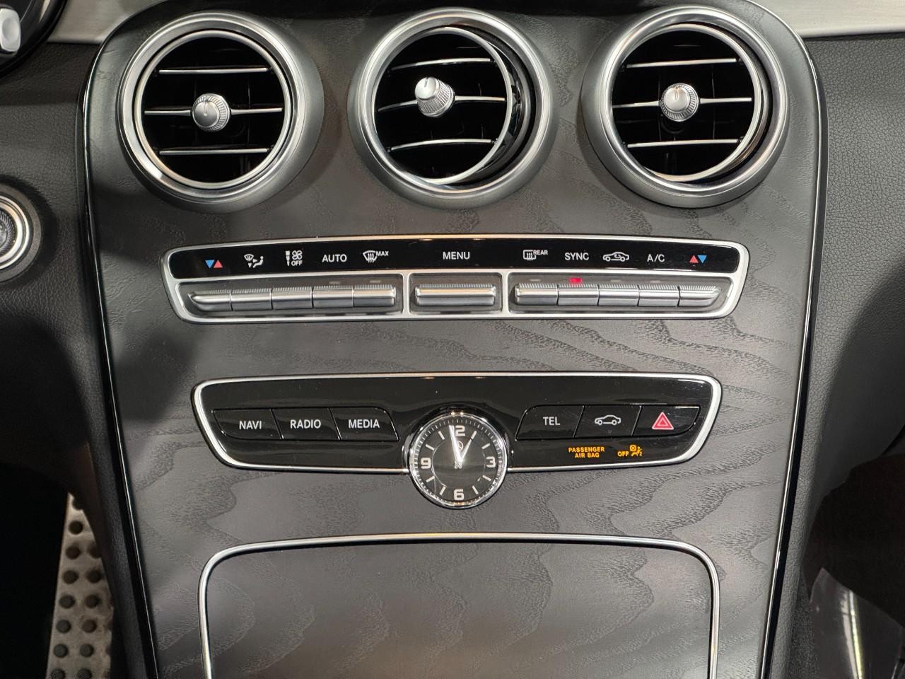 Mercedes-Benz C-Class Vehicle Full-screen Gallery Image 14