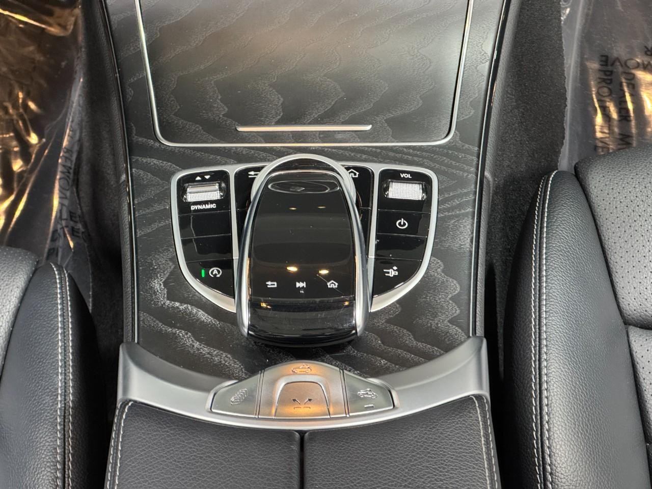 Mercedes-Benz C-Class Vehicle Full-screen Gallery Image 15