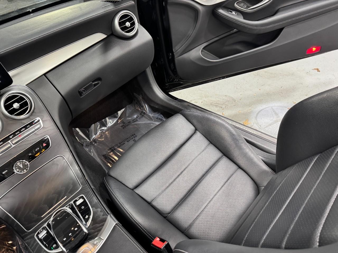 Mercedes-Benz C-Class Vehicle Full-screen Gallery Image 16