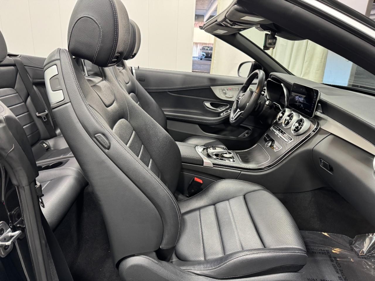 Mercedes-Benz C-Class Vehicle Full-screen Gallery Image 17