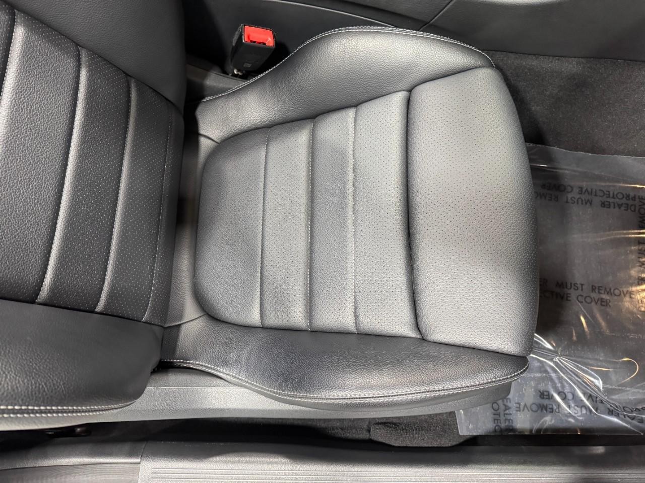 Mercedes-Benz C-Class Vehicle Full-screen Gallery Image 18