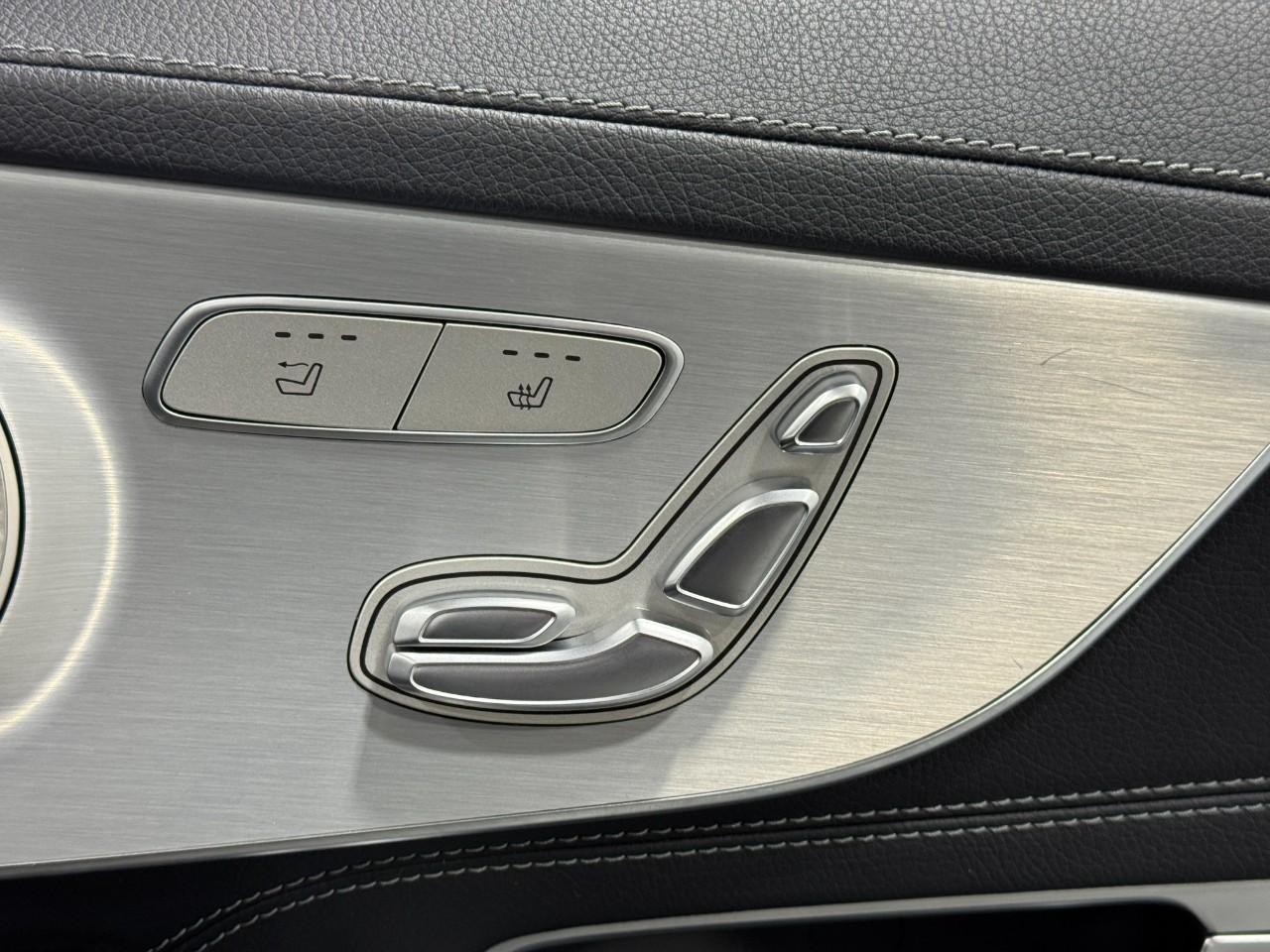 Mercedes-Benz C-Class Vehicle Full-screen Gallery Image 20