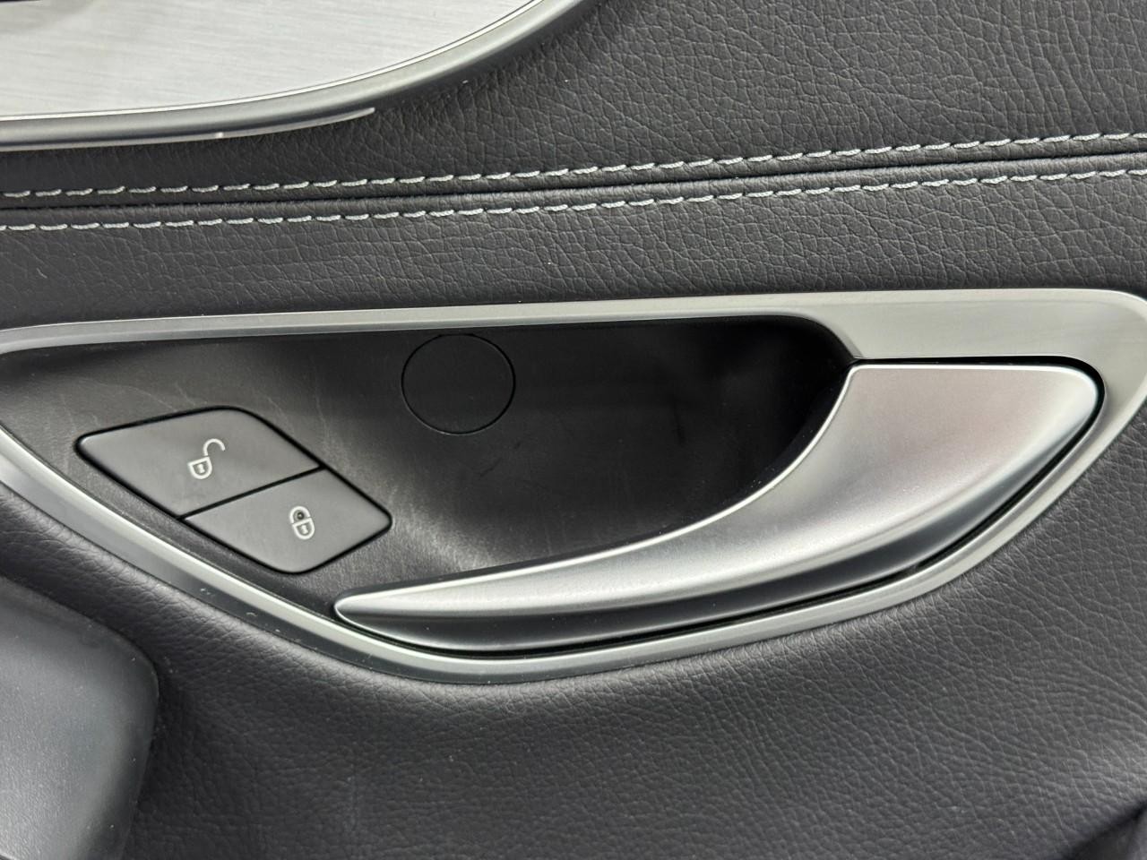 Mercedes-Benz C-Class Vehicle Full-screen Gallery Image 21