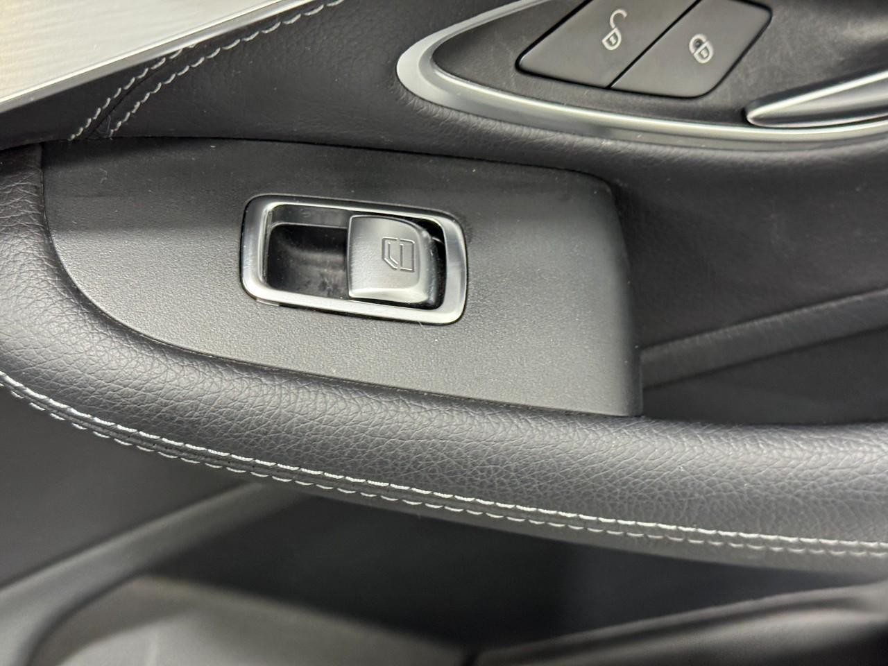 Mercedes-Benz C-Class Vehicle Full-screen Gallery Image 22