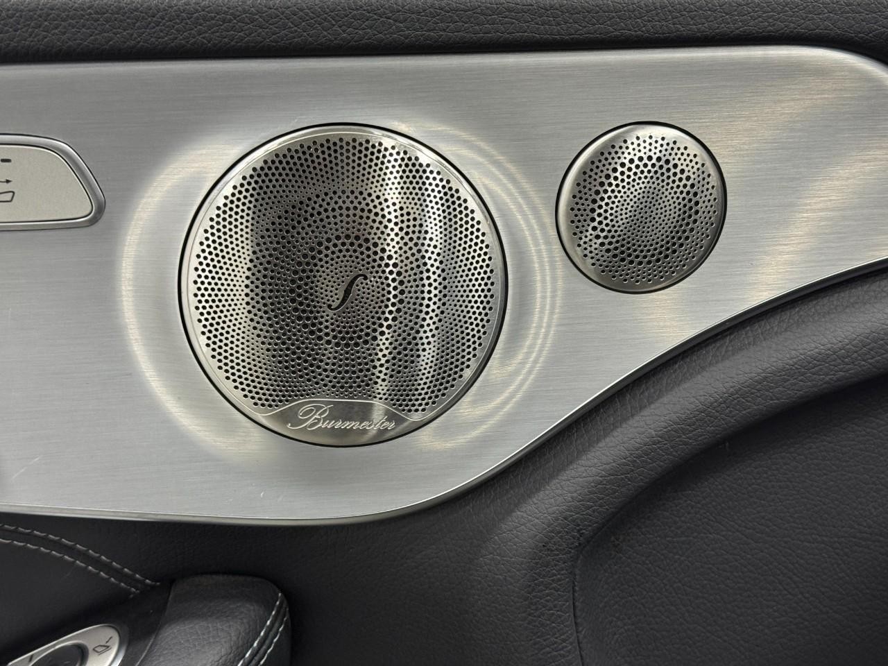 Mercedes-Benz C-Class Vehicle Full-screen Gallery Image 23