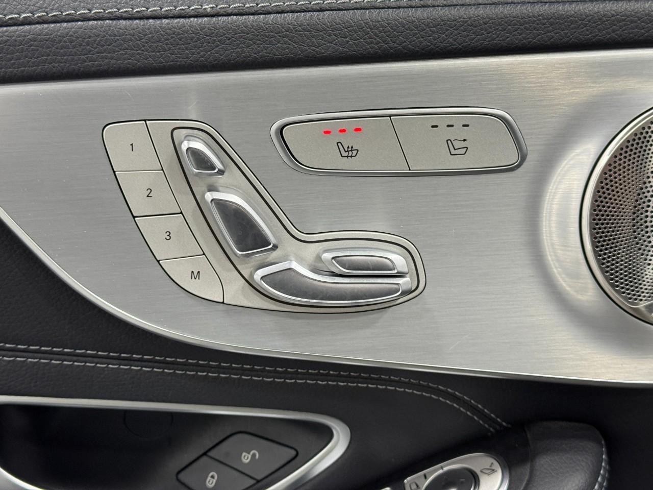 Mercedes-Benz C-Class Vehicle Full-screen Gallery Image 24