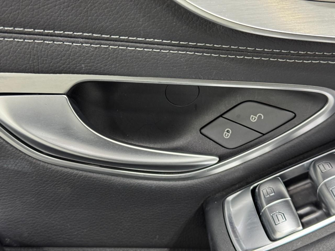 Mercedes-Benz C-Class Vehicle Full-screen Gallery Image 25