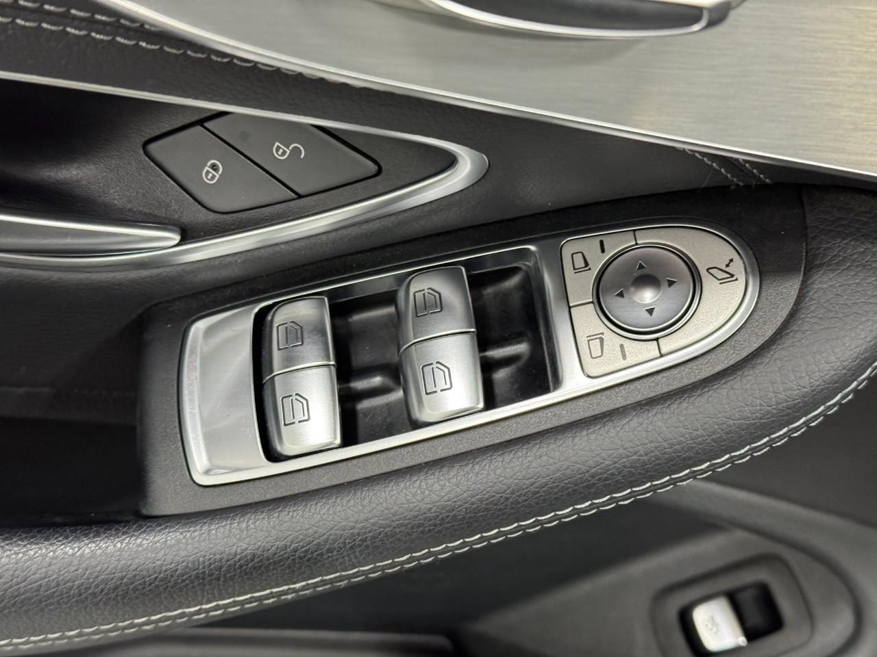 Mercedes-Benz C-Class Vehicle Full-screen Gallery Image 26