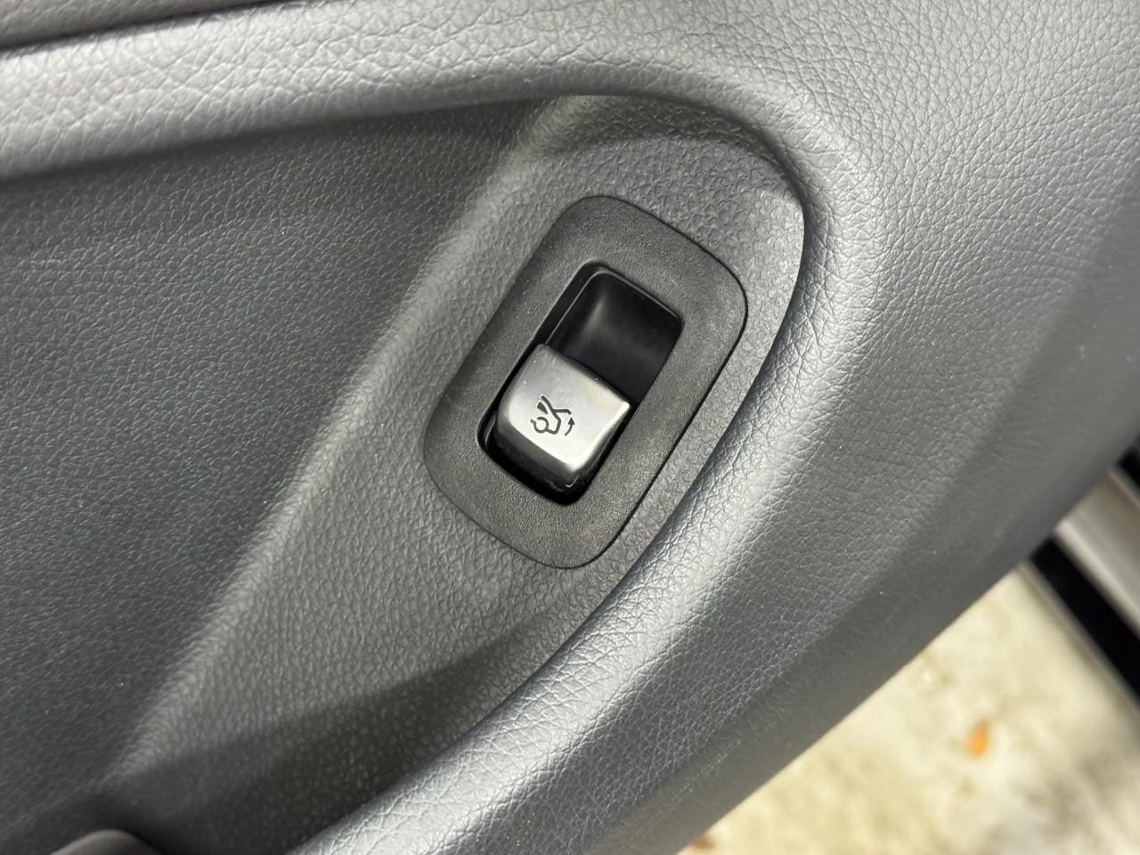 Mercedes-Benz C-Class Vehicle Full-screen Gallery Image 27