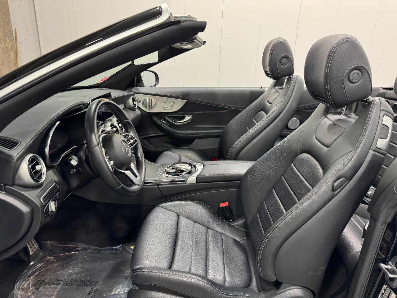 Mercedes-Benz C-Class Vehicle Full-screen Gallery Image 28