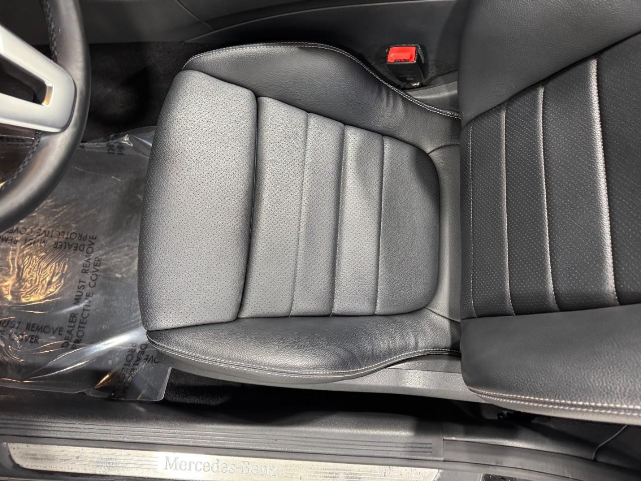 Mercedes-Benz C-Class Vehicle Full-screen Gallery Image 29