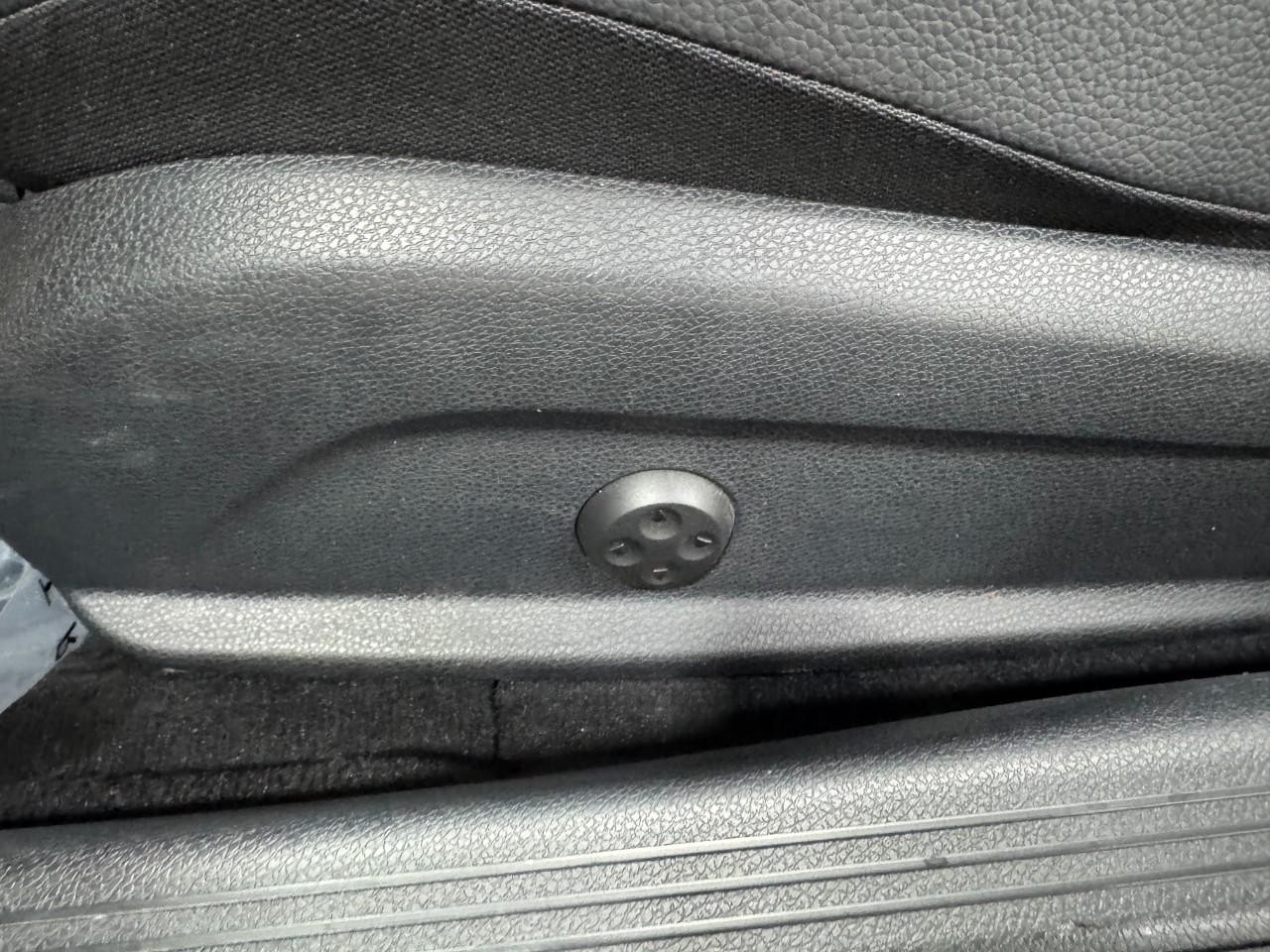 Mercedes-Benz C-Class Vehicle Full-screen Gallery Image 30