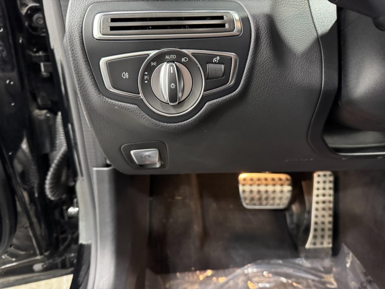 Mercedes-Benz C-Class Vehicle Full-screen Gallery Image 31