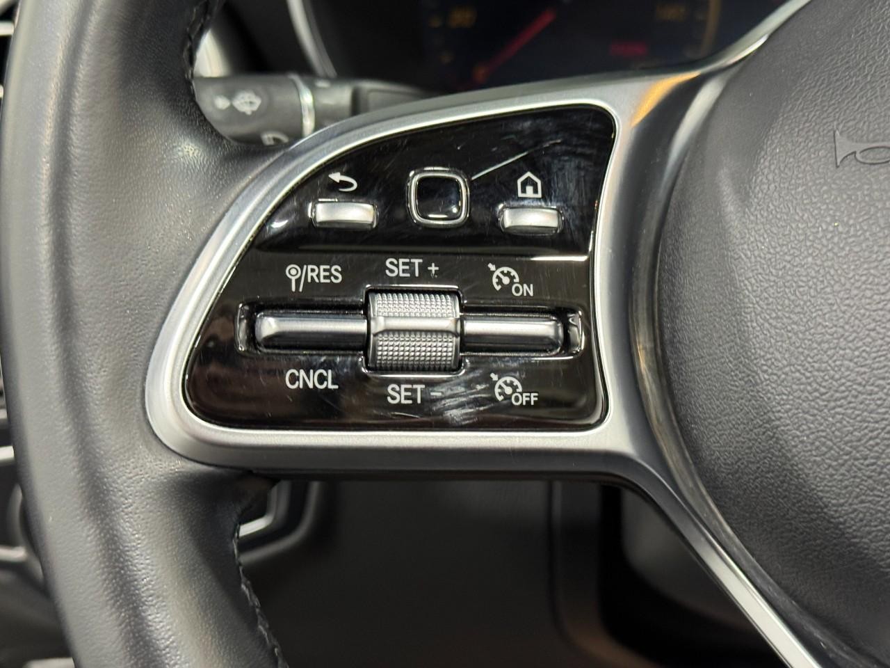 Mercedes-Benz C-Class Vehicle Full-screen Gallery Image 32