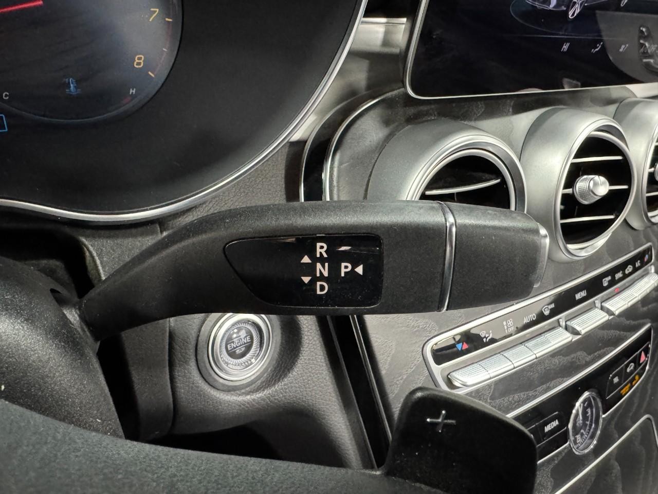 Mercedes-Benz C-Class Vehicle Full-screen Gallery Image 35