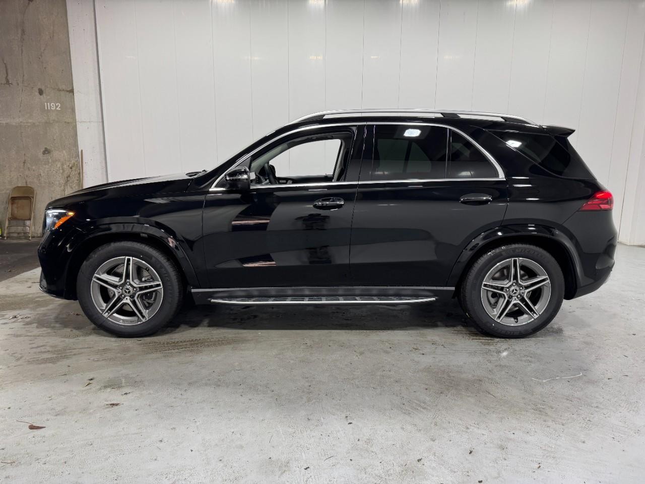 Mercedes-Benz GLE Vehicle Full-screen Gallery Image 2