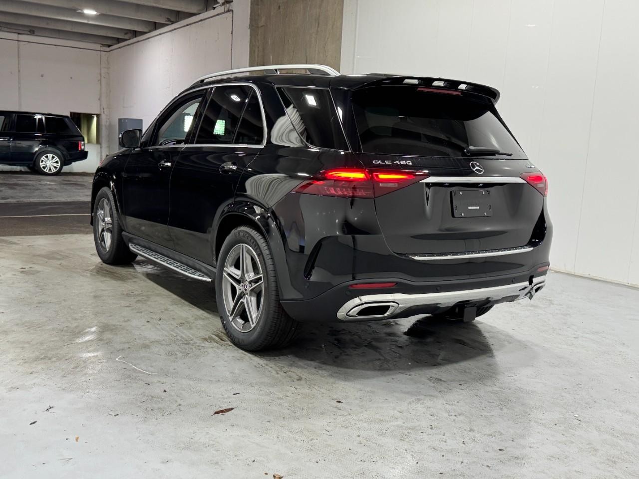 Mercedes-Benz GLE Vehicle Full-screen Gallery Image 3