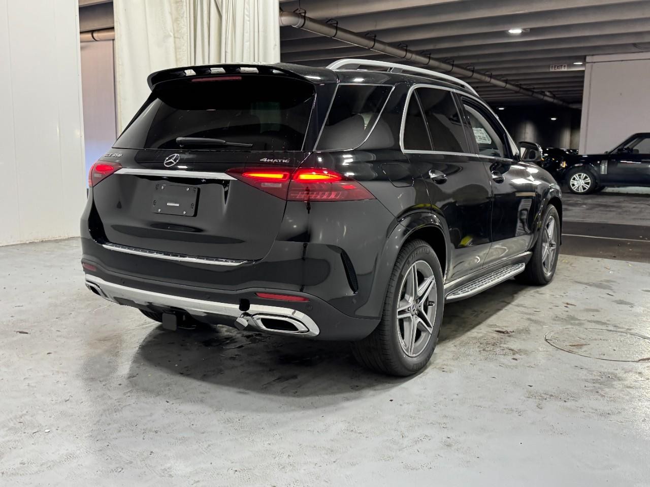 Mercedes-Benz GLE Vehicle Full-screen Gallery Image 4