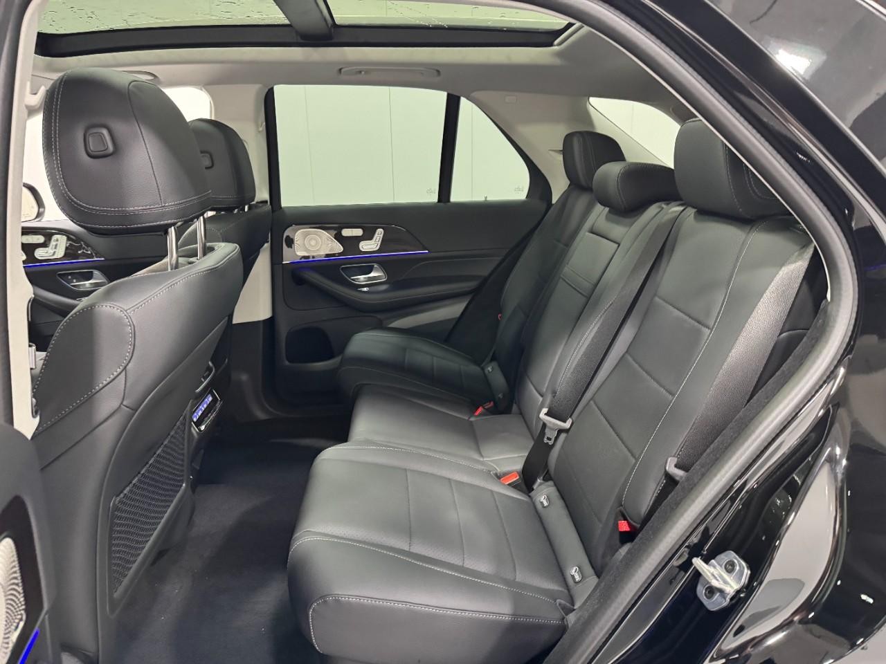 Mercedes-Benz GLE Vehicle Full-screen Gallery Image 8