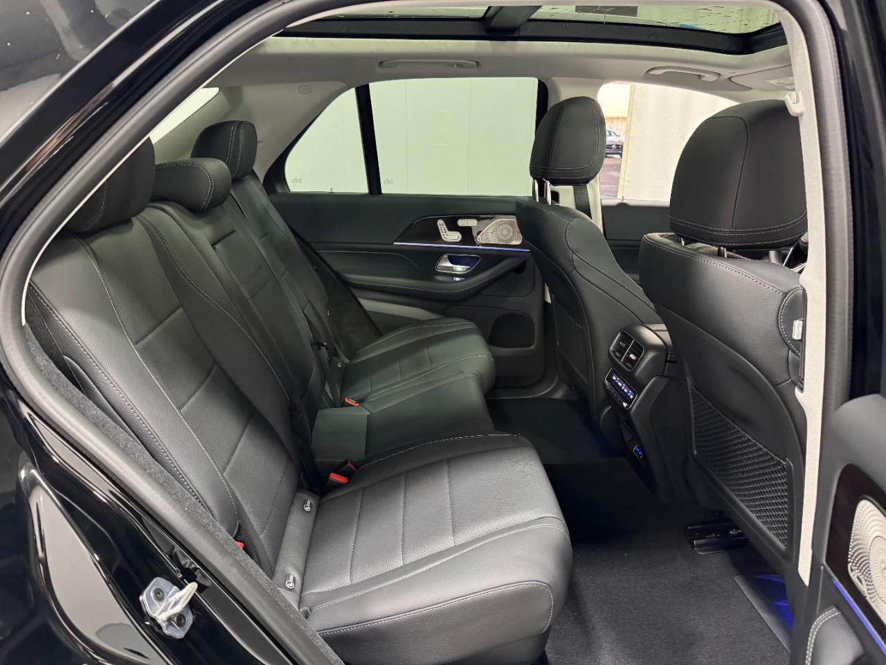 Mercedes-Benz GLE Vehicle Full-screen Gallery Image 10