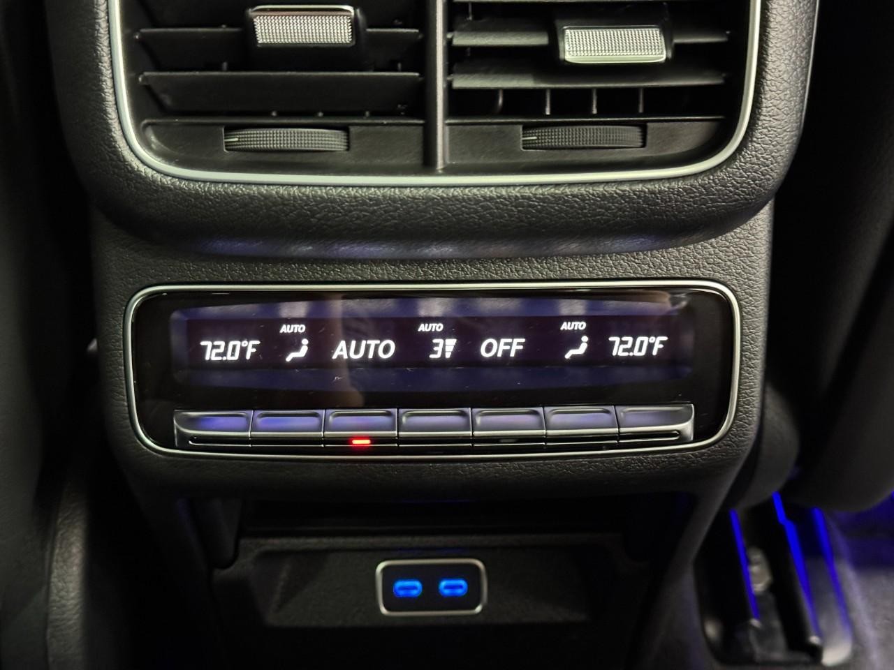 Mercedes-Benz GLE Vehicle Full-screen Gallery Image 11