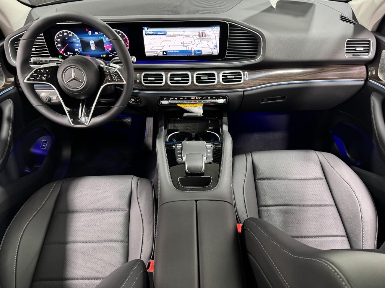 Mercedes-Benz GLE Vehicle Full-screen Gallery Image 13