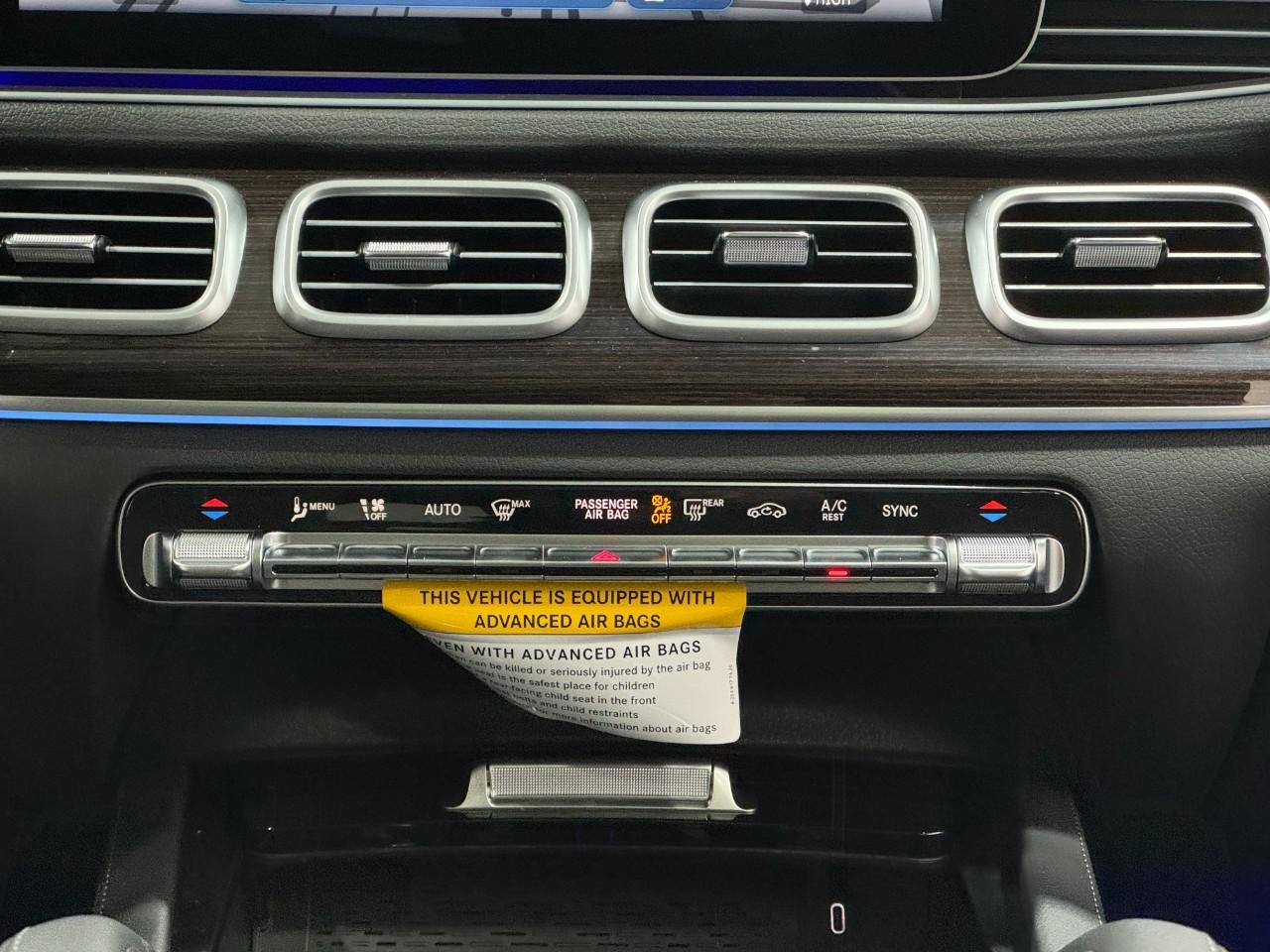 Mercedes-Benz GLE Vehicle Full-screen Gallery Image 16