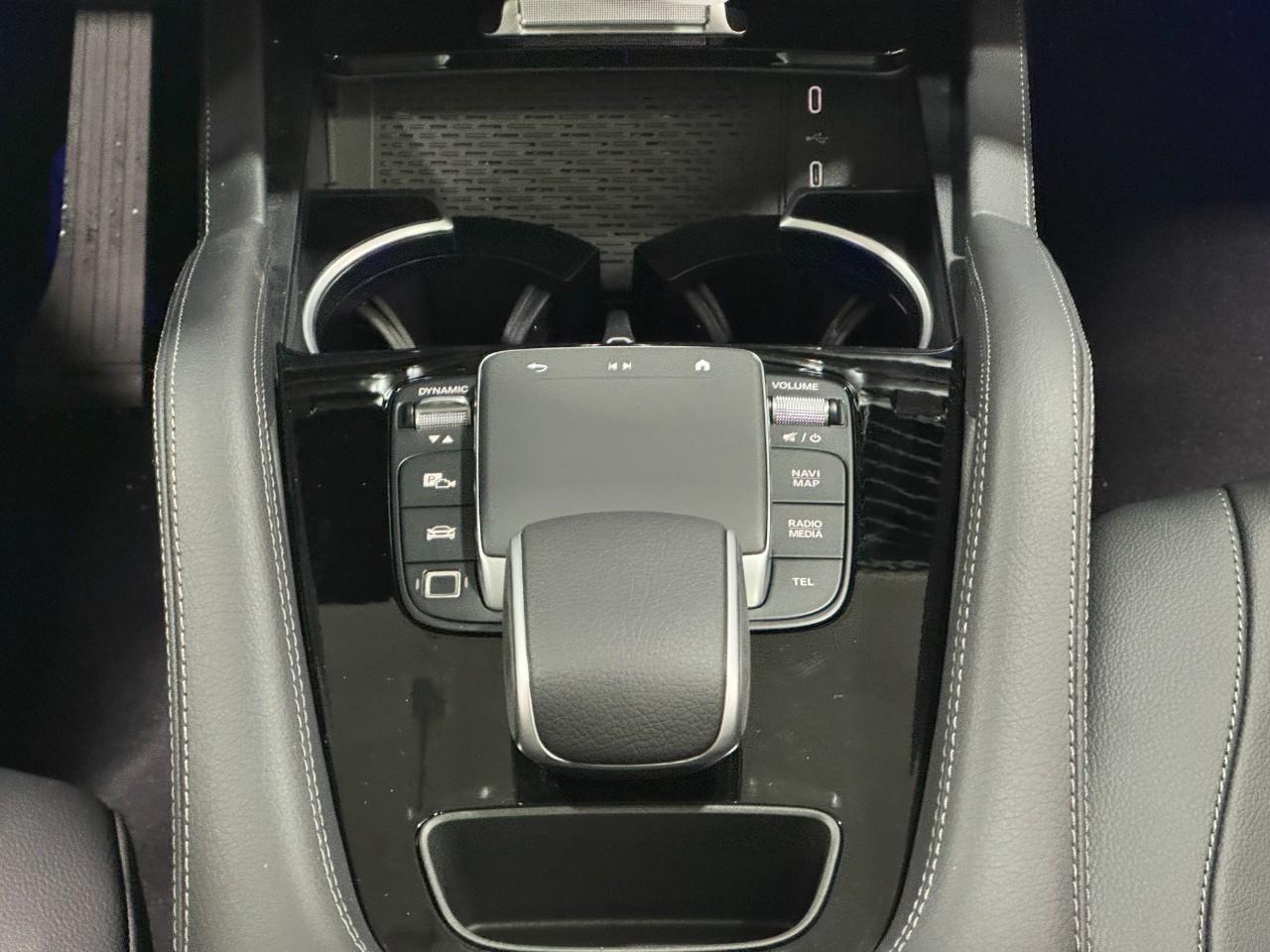 Mercedes-Benz GLE Vehicle Full-screen Gallery Image 17