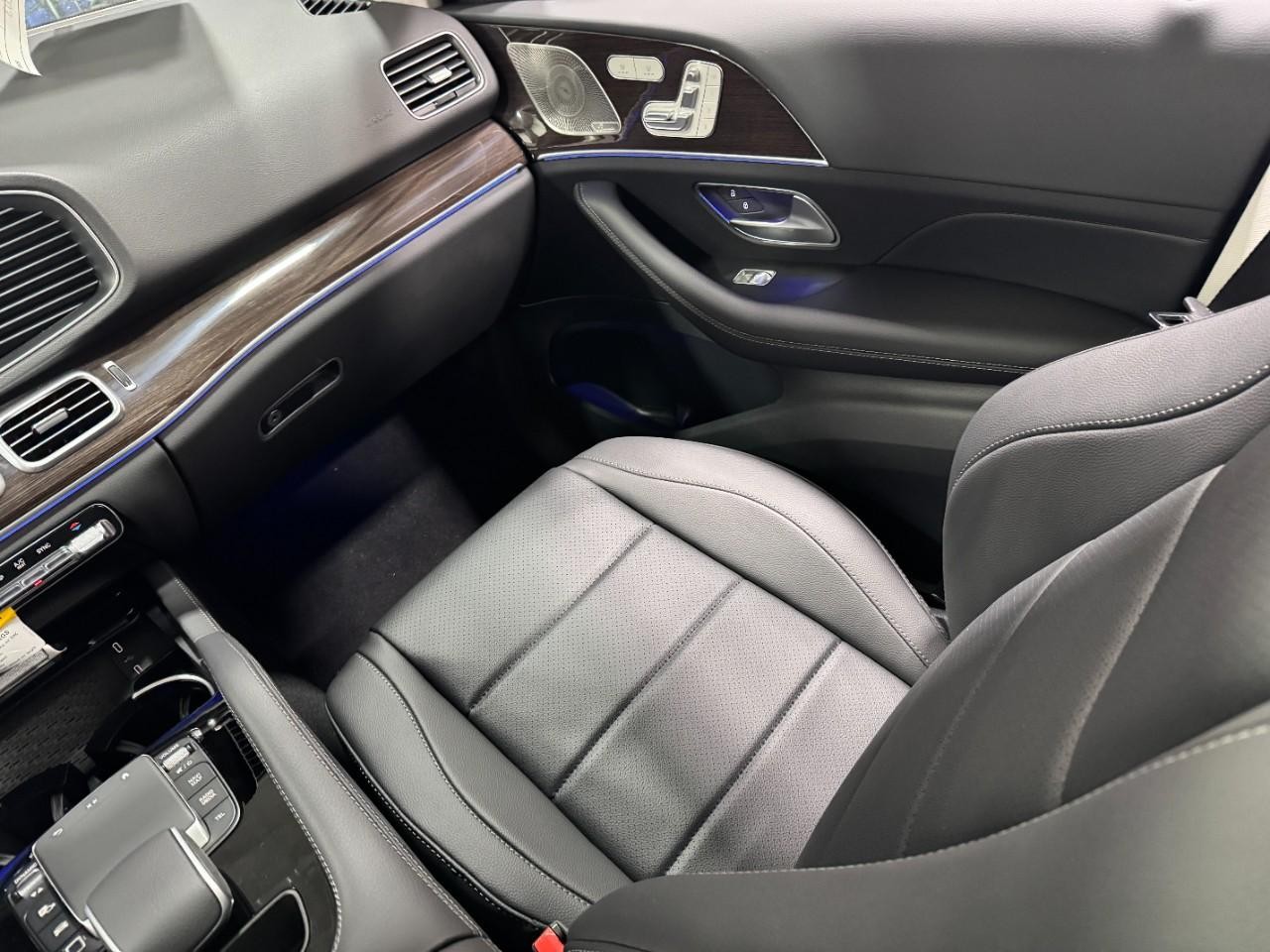 Mercedes-Benz GLE Vehicle Full-screen Gallery Image 18