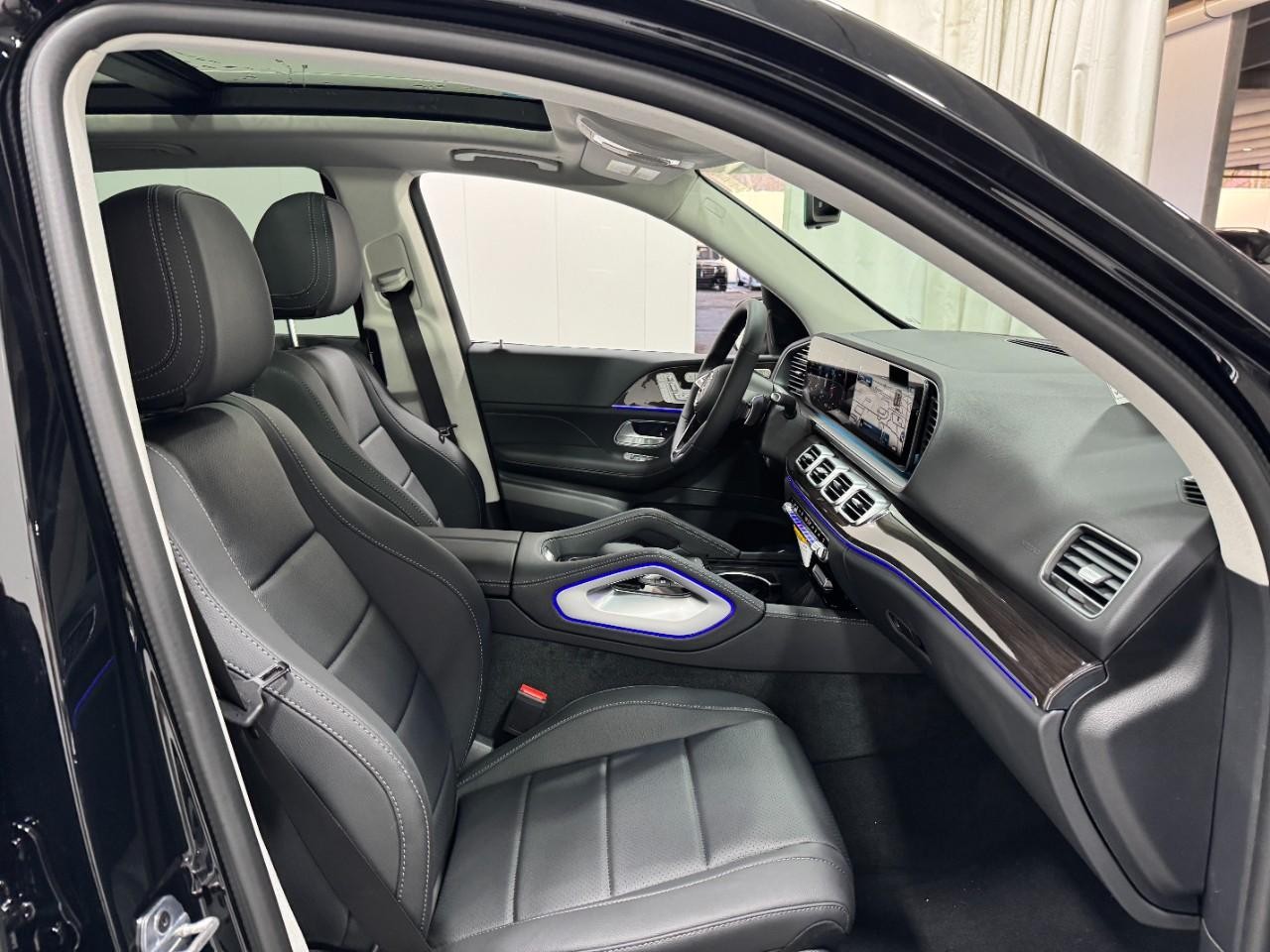 Mercedes-Benz GLE Vehicle Full-screen Gallery Image 19