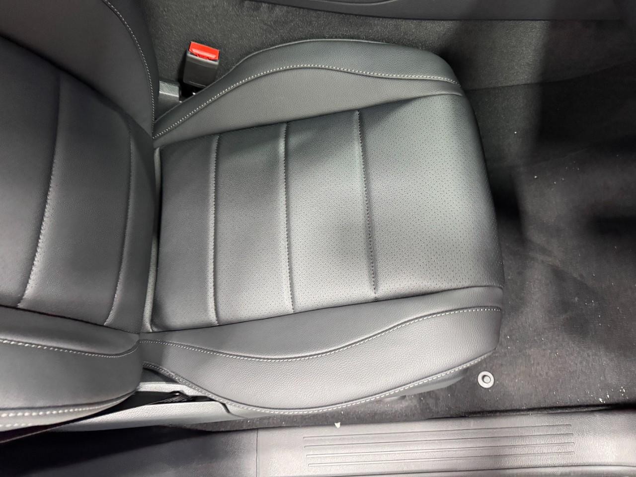 Mercedes-Benz GLE Vehicle Full-screen Gallery Image 20