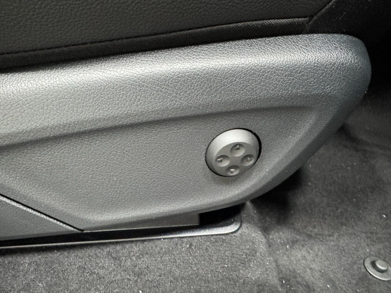 Mercedes-Benz GLE Vehicle Full-screen Gallery Image 21