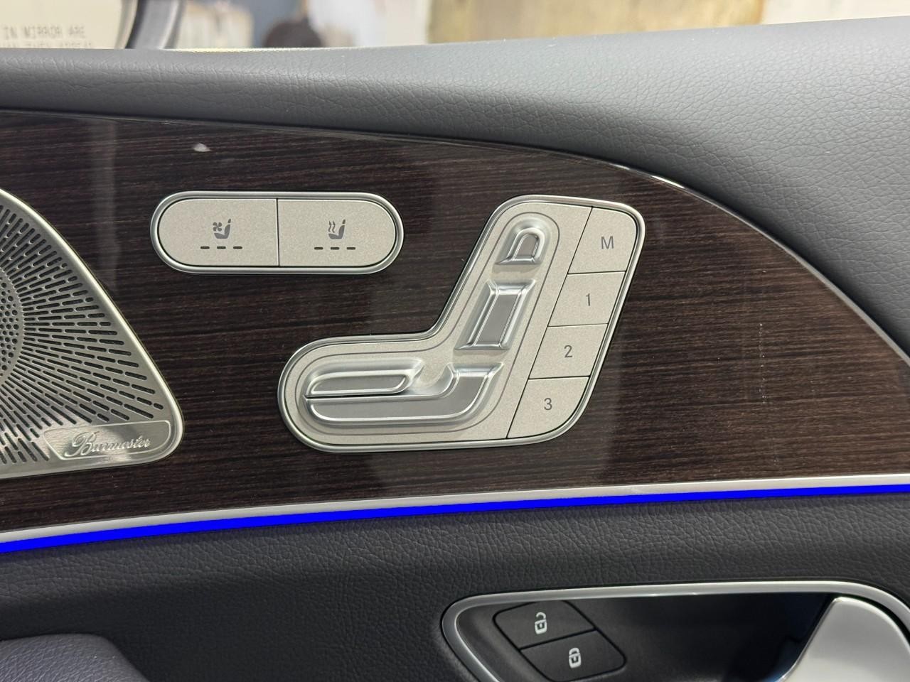 Mercedes-Benz GLE Vehicle Full-screen Gallery Image 22