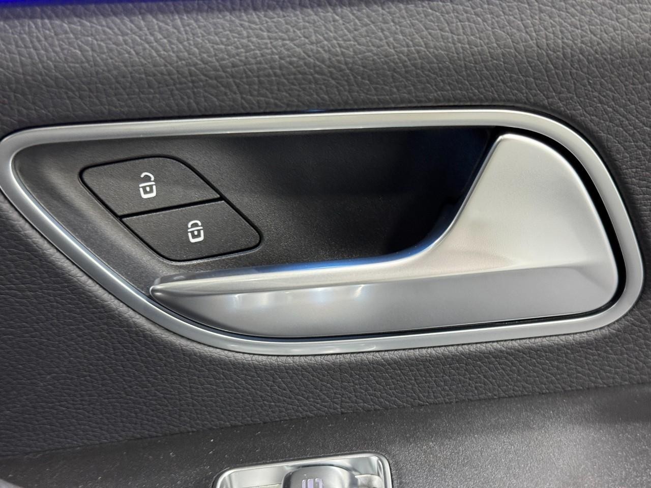 Mercedes-Benz GLE Vehicle Full-screen Gallery Image 23